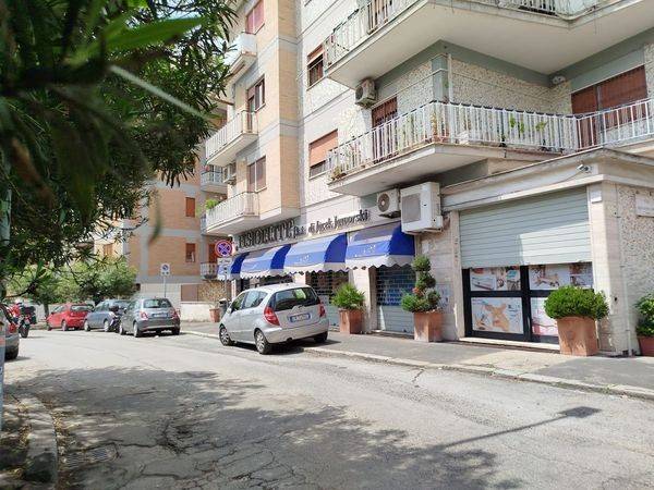 negozio in vendita a Roma in zona Appio Latino