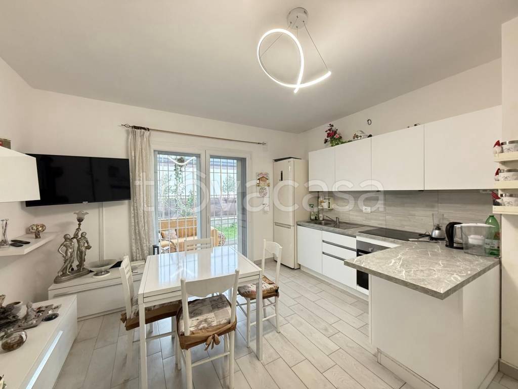 appartamento in vendita a Roma in zona Torre Angela