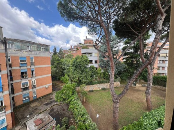 appartamento in vendita a Roma in zona Tomba di Nerone