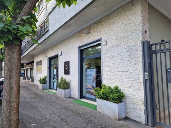 negozio in vendita a Roma in zona Ardeatino