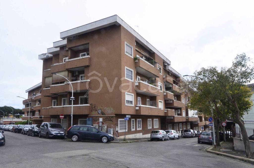 appartamento in vendita a Roma in zona Axa
