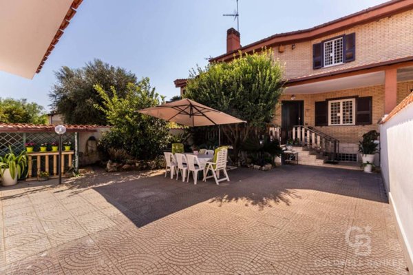 casa indipendente in vendita a Roma in zona Infernetto