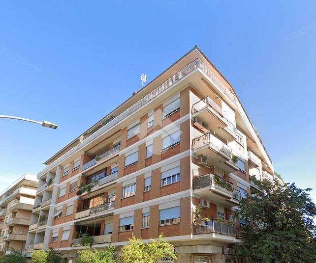 appartamento in vendita a Roma in zona Appio Latino
