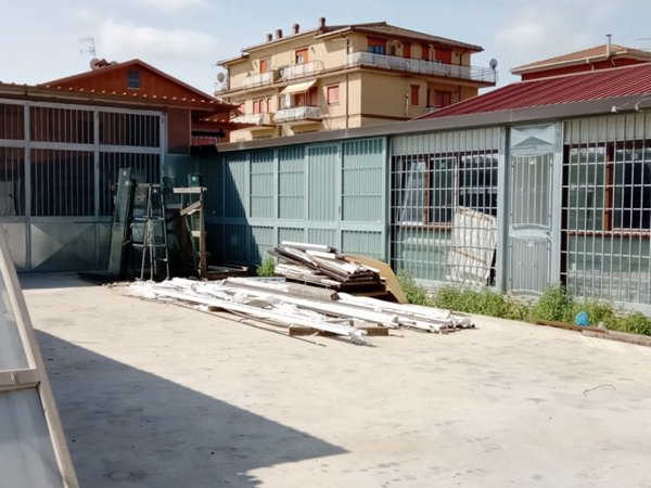 locale commerciale in vendita a Roma in zona Selva Candida