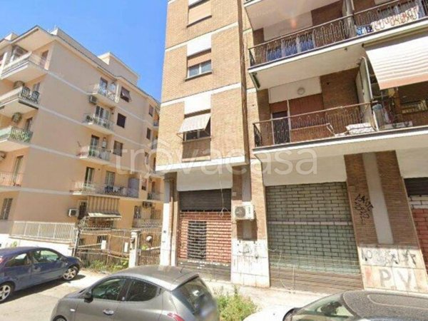 locale commerciale in vendita a Roma in zona Portuense