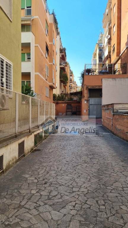locale di sgombero in vendita a Roma in zona Appio Latino