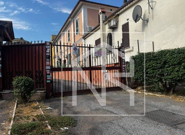 negozio in vendita a Roma in zona Torre Maura