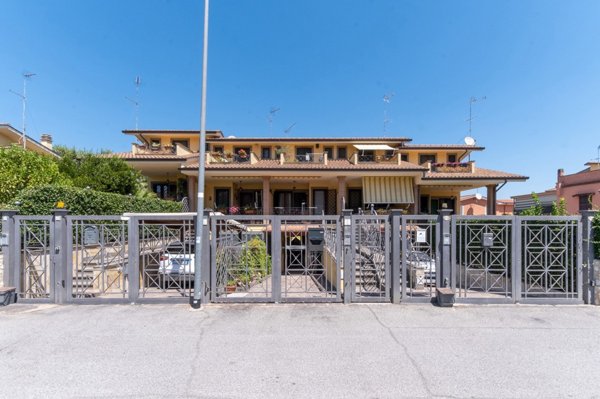 casa indipendente in vendita a Roma in zona Valle Muricana