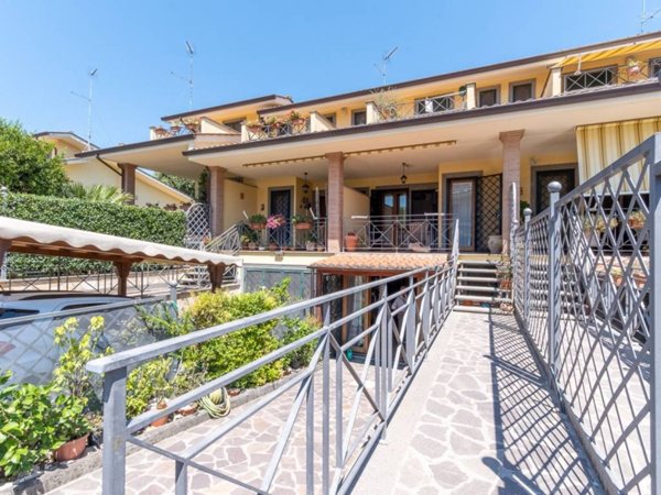 casa indipendente in vendita a Roma in zona Valle Muricana