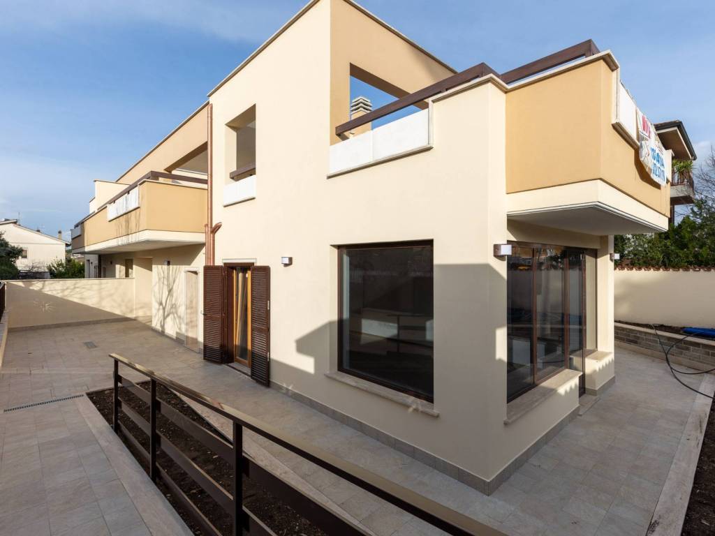 casa indipendente in vendita a Roma in zona Romanina