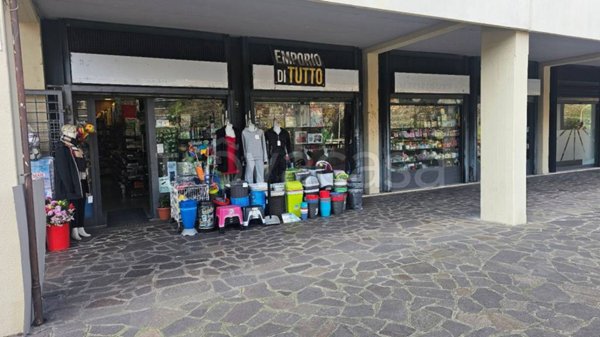 negozio in vendita a Roma in zona Spinaceto