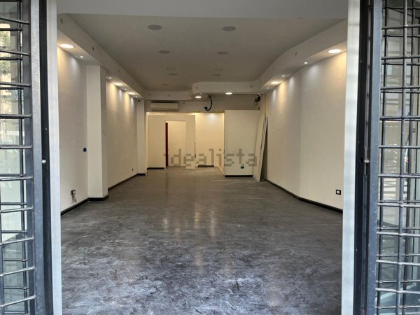 locale commerciale in vendita a Roma in zona Appio Pignatelli