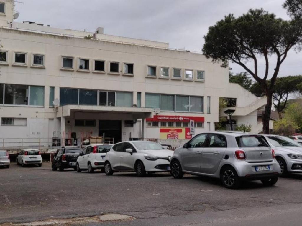 locale commerciale in vendita a Roma in zona Casal Palocco