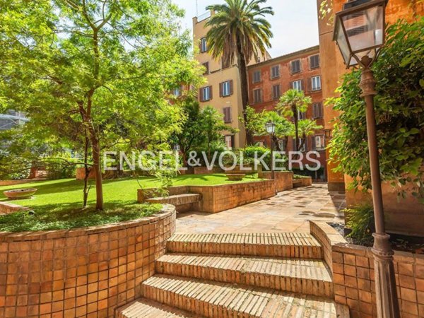 appartamento in vendita a Roma in zona Trevi-Colonna