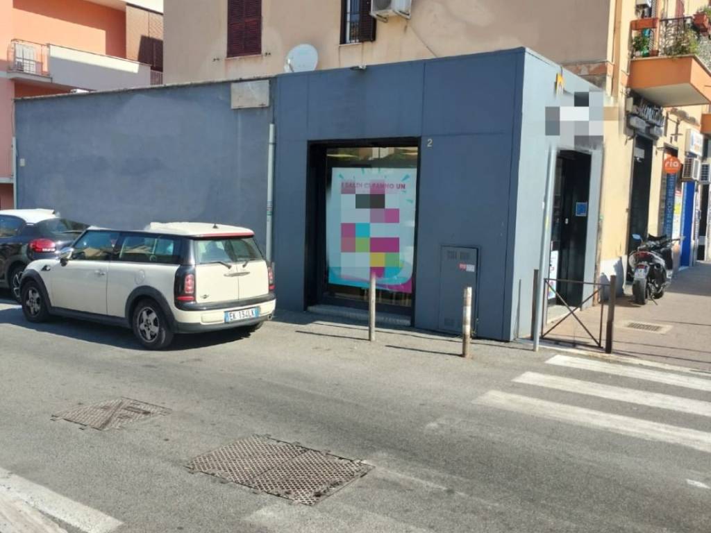 negozio in vendita a Roma in zona Torre Maura
