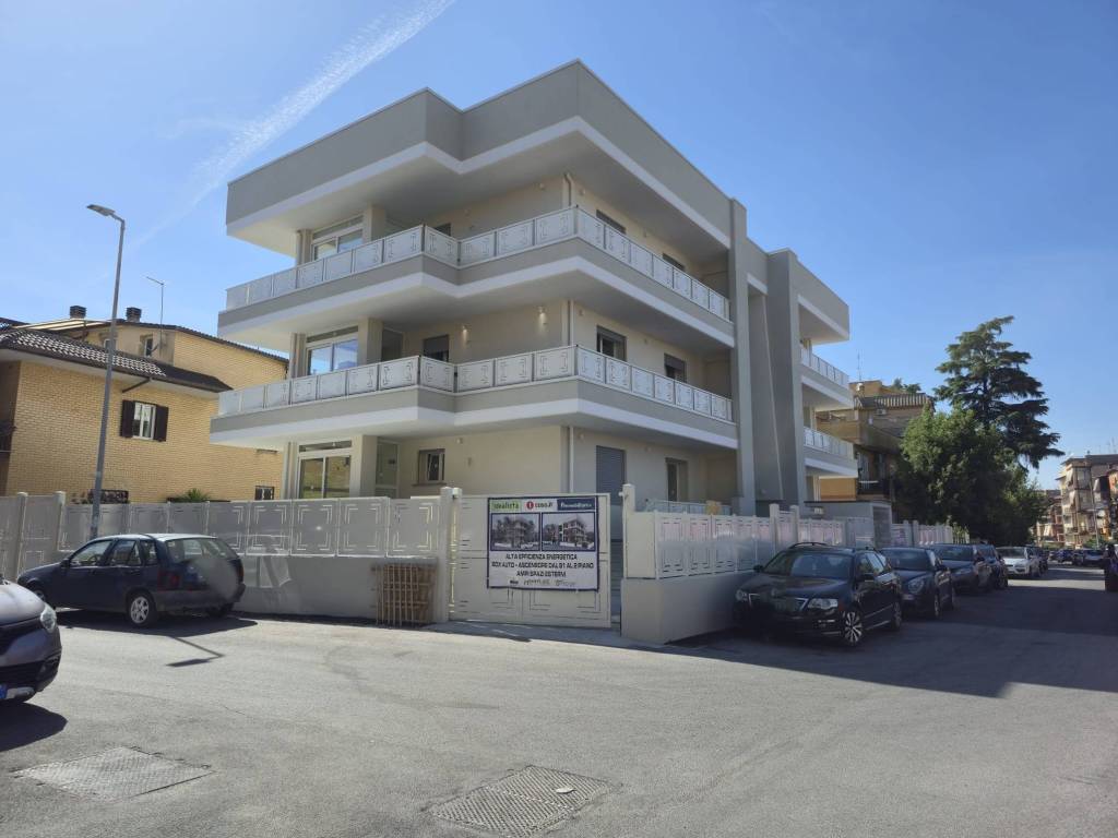 appartamento in vendita a Roma in zona Torre Angela