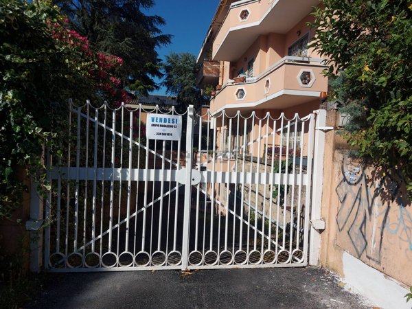 locale di sgombero in vendita a Roma in zona Casal Morena