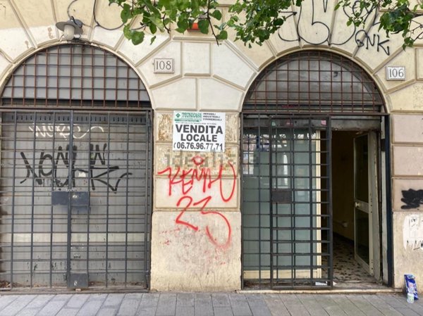 locale commerciale in vendita a Roma in zona Tuscolano