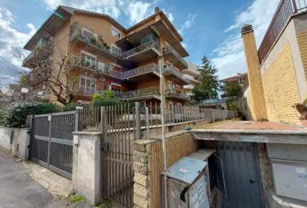 appartamento in vendita a Roma in zona Appio Pignatelli