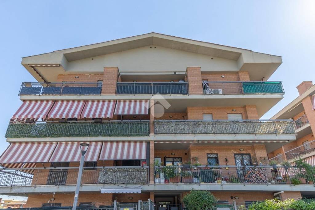 appartamento in vendita a Roma in zona Case Rosse