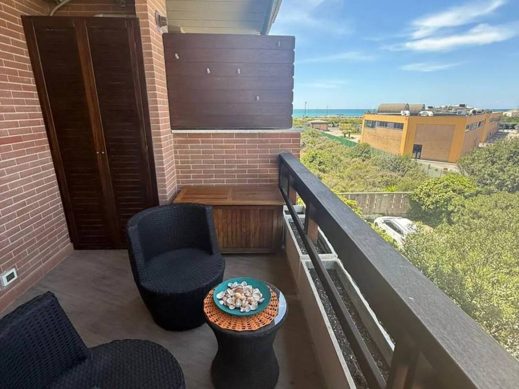 appartamento in vendita a Roma in zona Lido di Castel Fusano