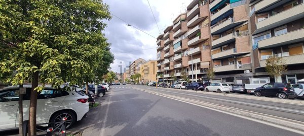 locale commerciale in vendita a Roma in zona Portuense