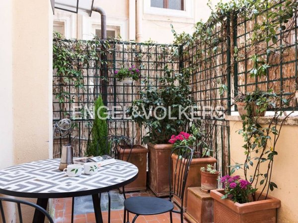 appartamento in vendita a Roma in zona Trevi-Colonna