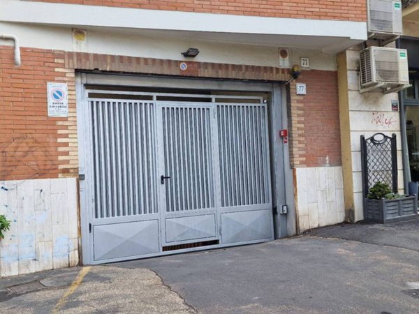 locale commerciale in vendita a Roma in zona Tuscolano