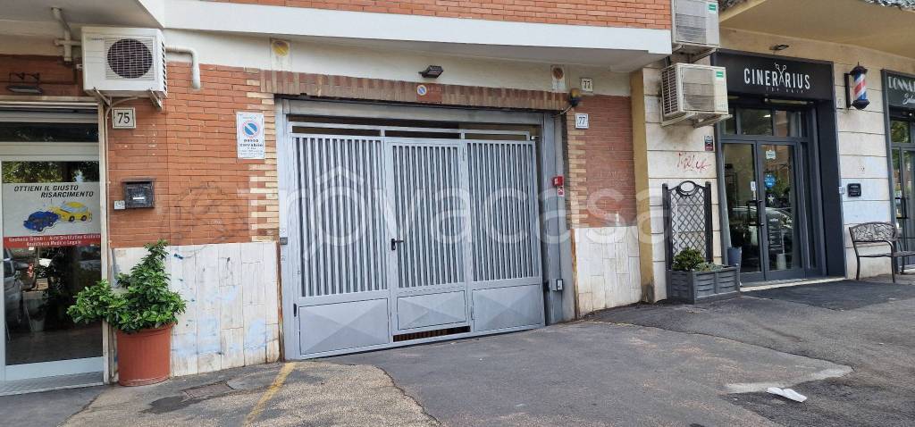 locale commerciale in vendita a Roma in zona Tuscolano