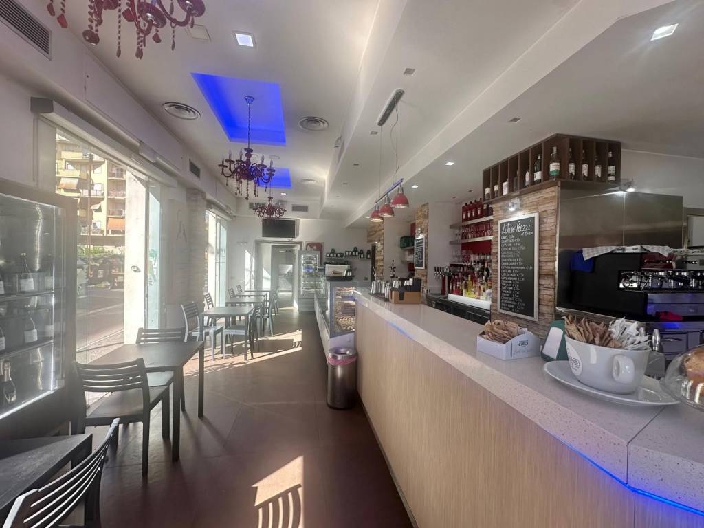 negozio in vendita a Roma in zona Cinecittà