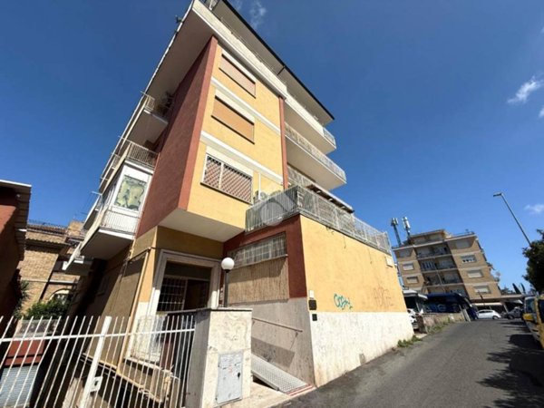 locale commerciale in vendita a Roma in zona Aurelio