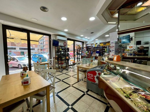 negozio in vendita a Roma in zona Appio Claudio