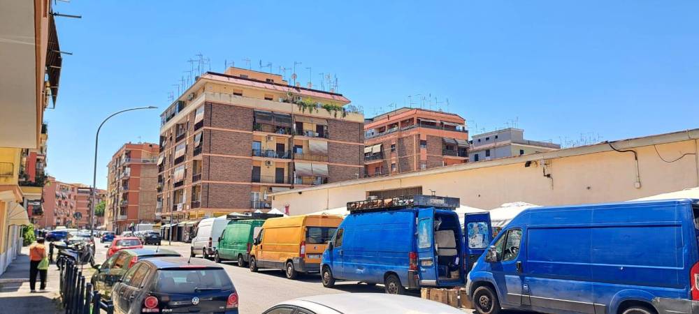 locale commerciale in vendita a Roma in zona Prenestino-Centocelle