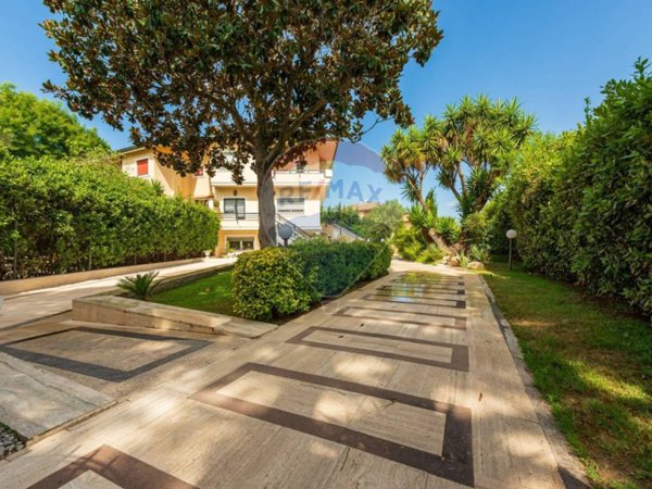 casa indipendente in vendita a Roma in zona Axa