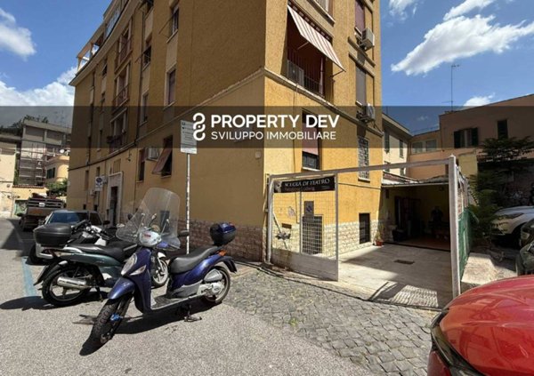 negozio in vendita a Roma in zona Tuscolano