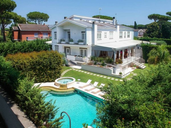 casa indipendente in vendita a Roma in zona Casal Palocco