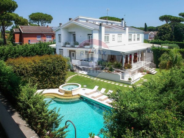 casa indipendente in vendita a Roma in zona Casal Palocco