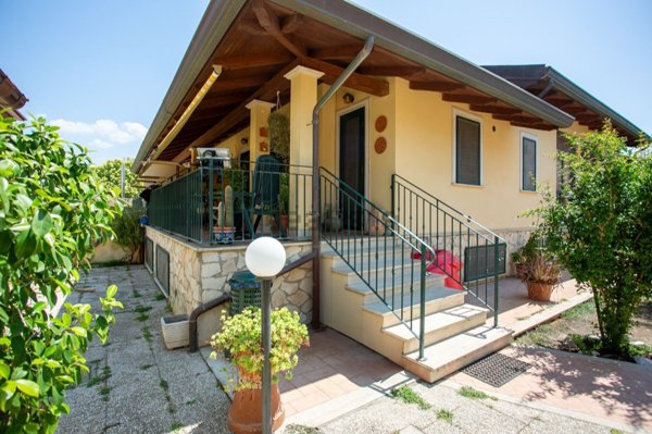 casa indipendente in vendita a Roma in zona Ostia Antica