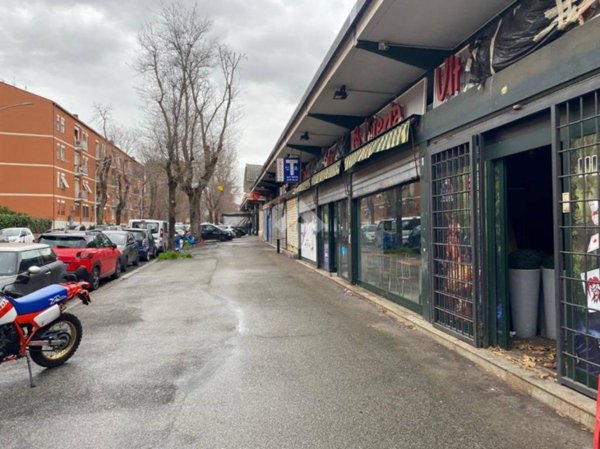 negozio in vendita a Roma in zona Appio Claudio