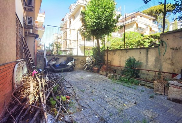 appartamento in vendita a Roma in zona Tomba di Nerone