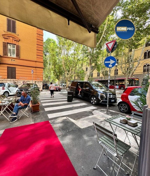 locale commerciale in vendita a Roma in zona Rione Prati
