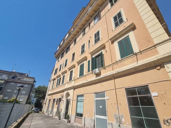 locale commerciale in vendita a Roma in zona Appio Claudio