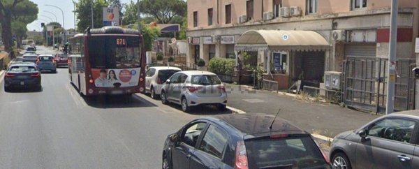 locale commerciale in vendita a Roma