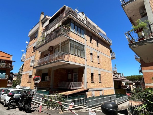 appartamento in vendita a Roma in zona Tomba di Nerone