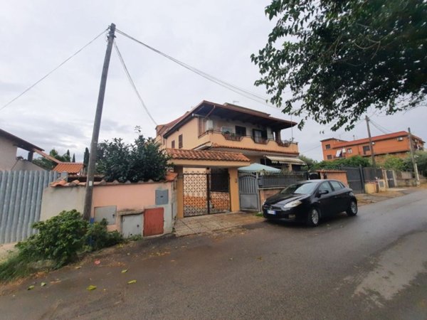 appartamento in vendita a Roma in zona Lago Regillo