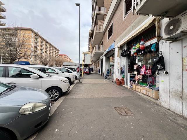 negozio in vendita a Roma in zona Tuscolano