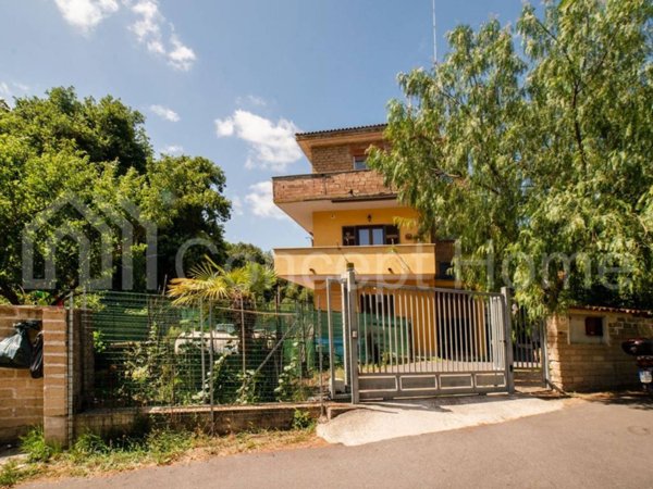 appartamento in vendita a Roma in zona Pantan Monastero