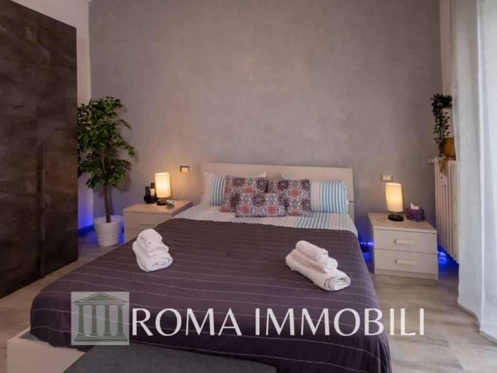 negozio in vendita a Roma in zona Cinecittà
