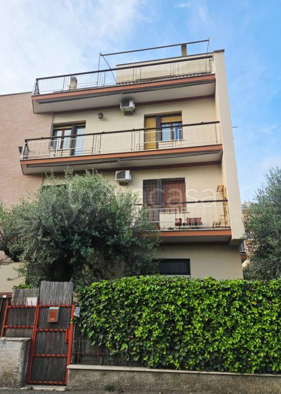 appartamento in vendita a Roma in zona Corviale