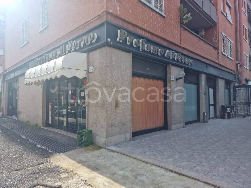 negozio in vendita a Roma in zona San Basilio
